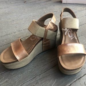 OTBT Bushnell Wedge Sandals in Gold